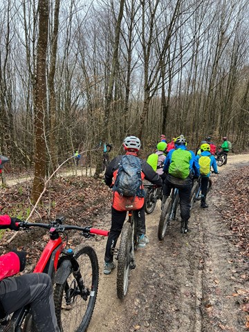 Die 14-köpfige Bike-Gruppe war im Cholfirstwald unterwegs und hatte gleich sieben Reifenschäden zu beklagen. Die 14-köpfige Bike-Gruppe war im Cholfirstwald unterwegs und hatte gleich sieben Reifenschäden zu beklagen.