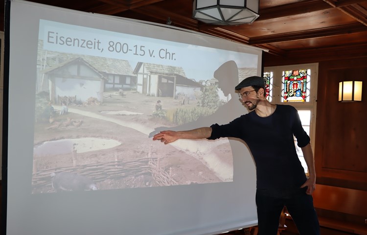Der Archäologe Jonas Nyffeler zeigte unter anderem, wie eine Siedlung im Weinland vor 2000 Jahren ausgesehen haben könnte. Unter den hellen Flächen waren Vorratsgruben angelegt. Der Archäologe Jonas Nyffeler zeigte unter anderem, wie eine Siedlung im Weinland vor 2000 Jahren ausgesehen haben könnte. Unter den hellen Flächen waren Vorratsgruben angelegt.