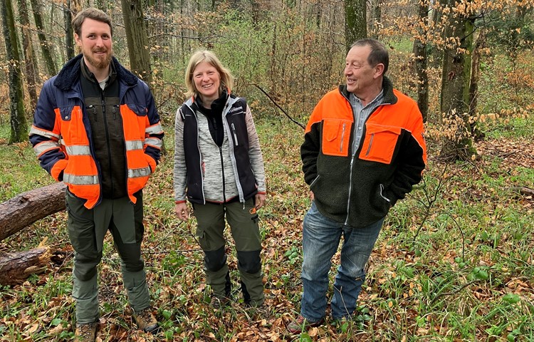 Nathalie Barengo mit Renato Marano, dem neuen Förster vom Forstrevier Cholfirst (l.), und dessen Vorgänger Hansueli Langenegger. Nathalie Barengo mit Renato Marano, dem neuen Förster vom Forstrevier Cholfirst (l.), und dessen Vorgänger Hansueli Langenegger.