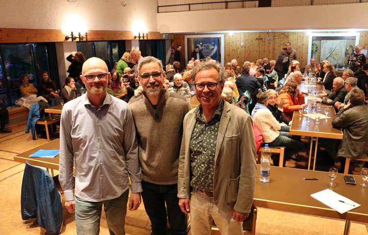 Der Vorstand in Startposition (v.l.n.r.): Marcel Brogle (Aktuar), Thomas Altenburger (Präsident) und Daniel Fink (Finanzen). Die drei wurden am Info-Anlass ihres neuen Vereins «Attraktives Flurlingen» von knapp 90 Interessierten überrascht. Der Vorstand in Startposition (v.l.n.r.): Marcel Brogle (Aktuar), Thomas Altenburger (Präsident) und Daniel Fink (Finanzen). Die drei wurden am Info-Anlass ihres neuen Vereins «Attraktives Flurlingen» von knapp 90 Interessierten überrascht.