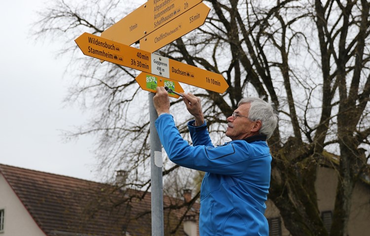 Kreisleiter Felix Feurer hat diese Woche die neuen Richtungszeiger montiert. Die Route 859 führt von Dachsen nach Ossingen. Kreisleiter Felix Feurer hat diese Woche die neuen Richtungszeiger montiert. Die Route 859 führt von Dachsen nach Ossingen.