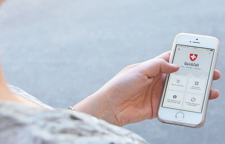 Mit der App «Quickzoll» können im Ausland eingekaufte Waren zur Einfuhr angemeldet oder Zollabgaben über die Kreditkarte direkt bezahlt werden. Mit der App «Quickzoll» können im Ausland eingekaufte Waren zur Einfuhr angemeldet oder Zollabgaben über die Kreditkarte direkt bezahlt werden.