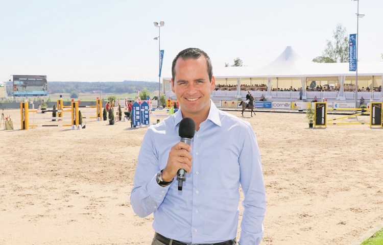 Fürs Bild stellte sich Damian Müller an den Rand des Sandplatzes. Moderiert wird aber aus dem Speaker-Container auf der Seite der Haupttribüne. Fürs Bild stellte sich Damian Müller an den Rand des Sandplatzes. Moderiert wird aber aus dem Speaker-Container auf der Seite der Haupttribüne.