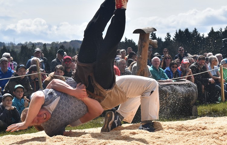 Philipp Lehmann (vorne) zeigte einen starken Wettkampf und landete am Ende auf dem zweiten Rang – auch wenn es in diesem Bild gerade nicht danach aussehen mag. Philipp Lehmann (vorne) zeigte einen starken Wettkampf und landete am Ende auf dem zweiten Rang – auch wenn es in diesem Bild gerade nicht danach aussehen mag.