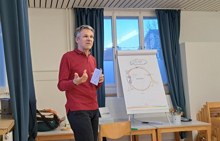 Optiker und Sehtrainer Markus Grunder erklärt, wie das Auge funktioniert und wie es auch bei regelmässiger Bildschirmarbeit entspannt bleiben kann. Optiker und Sehtrainer Markus Grunder erklärt, wie das Auge funktioniert und wie es auch bei regelmässiger Bildschirmarbeit entspannt bleiben kann.