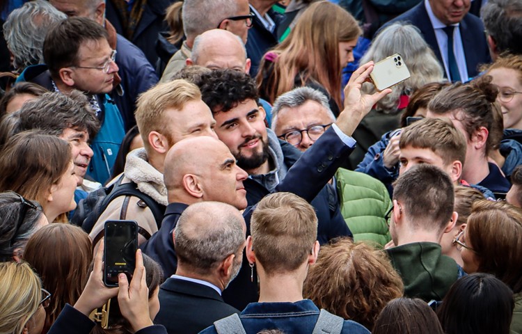 Er nahm das Smartphone gleich selbst in die Hand. Bundespräsident Alain Berset mitten in der Menge. Er nahm das Smartphone gleich selbst in die Hand. Bundespräsident Alain Berset mitten in der Menge.