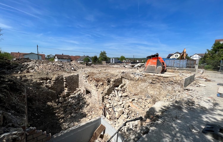 Die Abbrucharbeiten auf dem Schelling-Areal in der Nähe des Bahnhofs Dachsen sind in vollem Gang. Vom Wohnhaus (vorne links) bestehen nur noch die Unterkellerung sowie eine mutmassliche Ölkammer. Im Hintergrund rechts sind die Reste der Grundmauern der Scheune erkennbar. Diese werden in den nächsten zwei Wochen noch vollständig abgebrochen. Die Abbrucharbeiten auf dem Schelling-Areal in der Nähe des Bahnhofs Dachsen sind in vollem Gang. Vom Wohnhaus (vorne links) bestehen nur noch die Unterkellerung sowie eine mutmassliche Ölkammer. Im Hintergrund rechts sind die Reste der Grundmauern der Scheune erkennbar. Diese werden in den nächsten zwei Wochen noch vollständig abgebrochen.