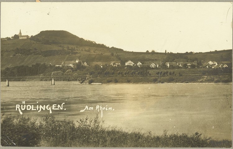 Auf diesem Postkartenmotiv von 1924 ist noch die erste Rheinbrücke von 1873 zu sehen, sie bot eine Fahrbahnbreite von weniger als 4,5 Metern. Auf diesem Postkartenmotiv von 1924 ist noch die erste Rheinbrücke von 1873 zu sehen, sie bot eine Fahrbahnbreite von weniger als 4,5 Metern.
