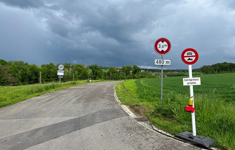 Das Dorf Adlikon soll nicht länger für den Ausweichverkehr genutzt werden und wurde deshalb gesperrt. Das Dorf Adlikon soll nicht länger für den Ausweichverkehr genutzt werden und wurde deshalb gesperrt.