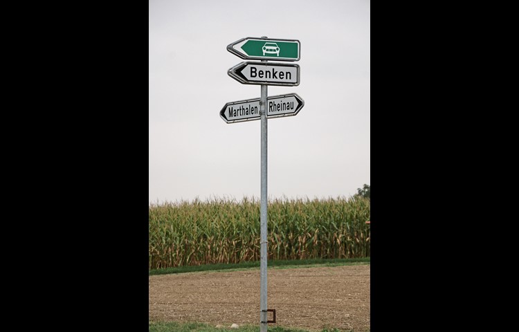 Mit dem Stein wehrt sich der Verein "Like Weinland" gegen ein an dieser Stelle geplantes Endlager.