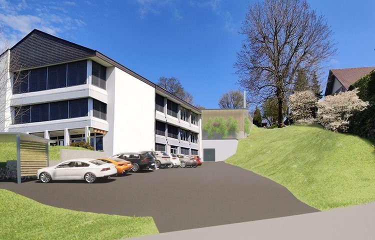 Blick von unten zum Wärmeverbundstandort Sekundarschulhaus, der aus fünf Möglichkeiten ausgewählt wurde. Durch den Zugang zur geplanten Heizzentrale mit Energiespeicher (hinten) würden auch Parkplätze entstehen. Blick von unten zum Wärmeverbundstandort Sekundarschulhaus, der aus fünf Möglichkeiten ausgewählt wurde. Durch den Zugang zur geplanten Heizzentrale mit Energiespeicher (hinten) würden auch Parkplätze entstehen.