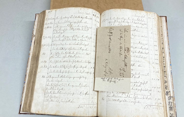 Dieses Rechnungsbuch ab 1747 war vor der Restauration … Dieses Rechnungsbuch ab 1747 war vor der Restauration …