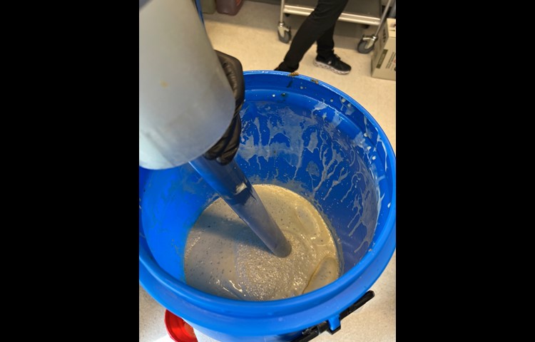 Jeweils 21 Liter Sauce werden aufs Mal gemischt – wie oft der Vorgang wiederholt wird, hängt von den Bestellungen ab.