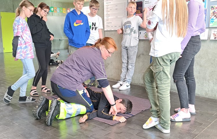 Samariterin Heidi Strasser führt den Jugendlichen die stabile Seitenlage bei Bewusstlosigkeit vor. Samariterin Heidi Strasser führt den Jugendlichen die stabile Seitenlage bei Bewusstlosigkeit vor.