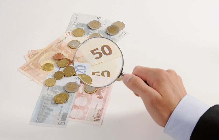 Der junge Mann war erstaunt, dass die Bank ohne Prüfung einen Covid-Kredit gab. Und doppelte nach. Der junge Mann war erstaunt, dass die Bank ohne Prüfung einen Covid-Kredit gab. Und doppelte nach.