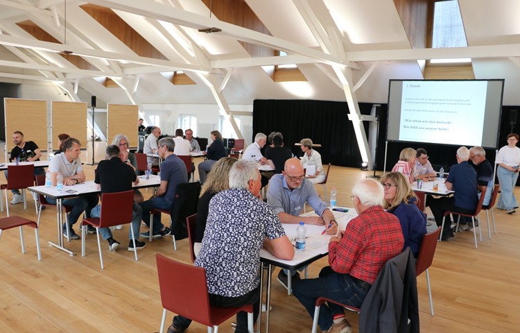 Rund 30 Teilnehmende besuchten den Workshop, darunter Einwohnende aus Feuerthalen und Flurlingen sowie Mietende auf dem Areal. Rund 30 Teilnehmende besuchten den Workshop, darunter Einwohnende aus Feuerthalen und Flurlingen sowie Mietende auf dem Areal.