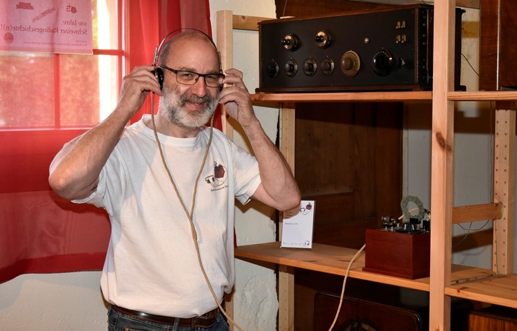 Markus Müller zeigt eines der ersten Detektorenradios, mit dem Funkwellen nur über Kopfhörer hörbar wurden. Markus Müller zeigt eines der ersten Detektorenradios, mit dem Funkwellen nur über Kopfhörer hörbar wurden.