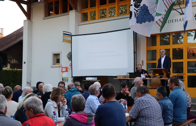Für die letzte Gemeindeversammlung unter Benjamin Gentschs Leitung (stehend) nahmen sich 118 Frauen und Männer Zeit. Sie verabschiedeten sich auch von Margrith Wigholm, die zwölf Jahre lang Gemeinderätin war. Für die letzte Gemeindeversammlung unter Benjamin Gentschs Leitung (stehend) nahmen sich 118 Frauen und Männer Zeit. Sie verabschiedeten sich auch von Margrith Wigholm, die zwölf Jahre lang Gemeinderätin war.
