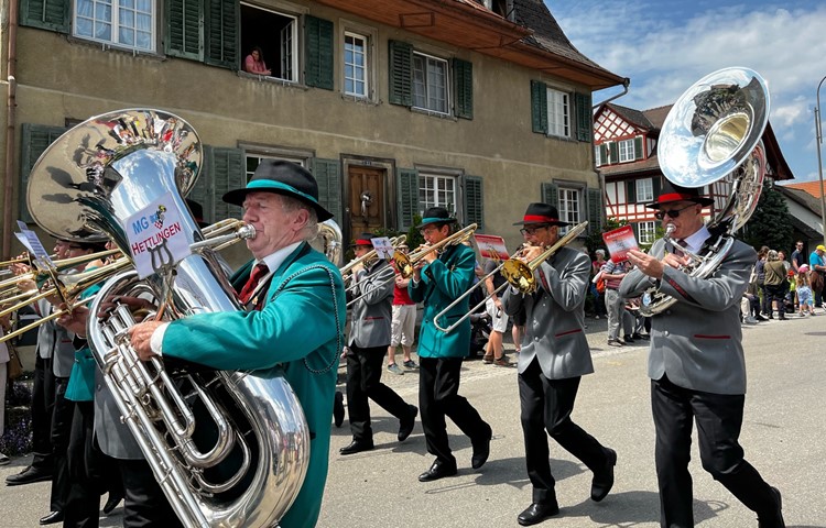 Eindrücke aus der Parade: Auf die Musikgesellschaft Hettlingen … Eindrücke aus der Parade: Auf die Musikgesellschaft Hettlingen …