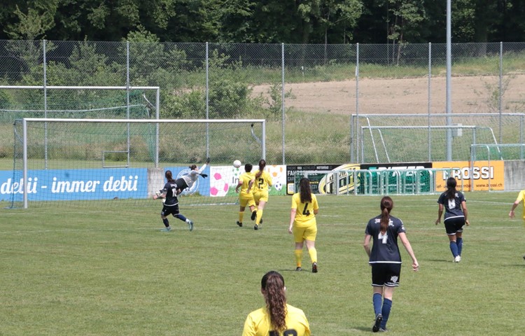 Sandra Wehrli (Mitte) trifft zum erlösenden 3:1 für die Marthaler Damen. Sandra Wehrli (Mitte) trifft zum erlösenden 3:1 für die Marthaler Damen.