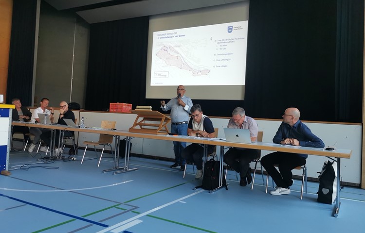 Jürg Grau (Mitte) und der restliche Gemeinderat setzten sich für die Umsetzung des Tempo-30-Konzepts ein. Jürg Grau (Mitte) und der restliche Gemeinderat setzten sich für die Umsetzung des Tempo-30-Konzepts ein.