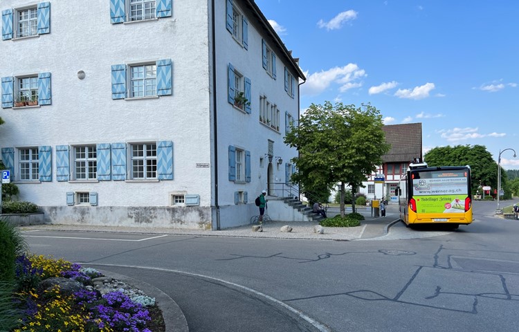Situation vor dem Waldkirch’schen Haus: Die Haltestelle Unterstadt würde so ausgebaut, dass sie nur noch vorwärts von der anderen Seite angefahren werden könnte. Dazu müsste das Postauto nach links in die Ochsengasse abbiegen, ein Viereck fahren und käme vom Restaurant Buck her. Die Parkplätze (links) würden aufgehoben. Situation vor dem Waldkirch’schen Haus: Die Haltestelle Unterstadt würde so ausgebaut, dass sie nur noch vorwärts von der anderen Seite angefahren werden könnte. Dazu müsste das Postauto nach links in die Ochsengasse abbiegen, ein Viereck fahren und käme vom Restaurant Buck her. Die Parkplätze (links) würden aufgehoben.