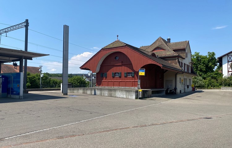 Das Bahnhofsgebäude soll zum Sitz der Spitex am Cholfirst werden, der Güterschuppen wird als Eventraum nutzbar. Das Bahnhofsgebäude soll zum Sitz der Spitex am Cholfirst werden, der Güterschuppen wird als Eventraum nutzbar.