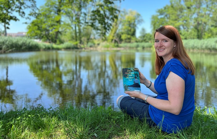 Nicht so blau wie der Blausee: Cornelia Zahner am Öliweiher in Marthalen, wo die gebürtige Truttikerin lebt. Nicht so blau wie der Blausee: Cornelia Zahner am Öliweiher in Marthalen, wo die gebürtige Truttikerin lebt.