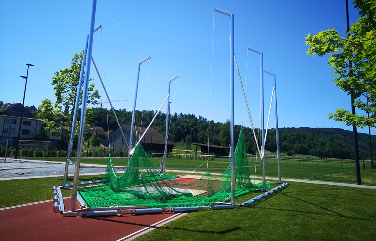 Das Kantonalturnfest macht sich auch auf dem Andelfinger Sportplatz bemerkbar, wo vereinzelte Disziplinen durchgeführt werden. Dieser «Netzkäfig» wurde für das Diskuswerfen aufgestellt, das ein Teil des Leichtathletik-Zehnkampfs ist Das Kantonalturnfest macht sich auch auf dem Andelfinger Sportplatz bemerkbar, wo vereinzelte Disziplinen durchgeführt werden. Dieser «Netzkäfig» wurde für das Diskuswerfen aufgestellt, das ein Teil des Leichtathletik-Zehnkampfs ist