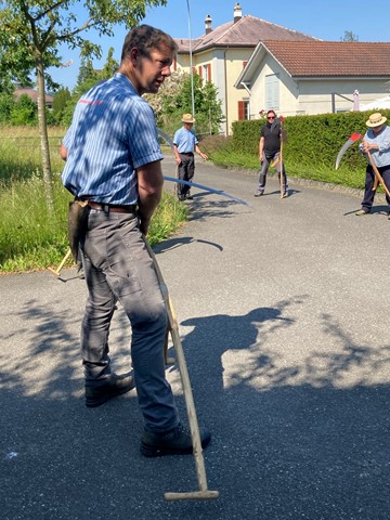 Bevor Wetzstein und Finger in die Nähe der Klinge dürfen, muss die ganze Sense mit dem Knie und Bein arretiert werden. Jürg von Känel und sein Vater Heinz (im Hintergrund) bewahrten die Teilnehmenden vor riskanten Manövern. Bevor Wetzstein und Finger in die Nähe der Klinge dürfen, muss die ganze Sense mit dem Knie und Bein arretiert werden. Jürg von Känel und sein Vater Heinz (im Hintergrund) bewahrten die Teilnehmenden vor riskanten Manövern.
