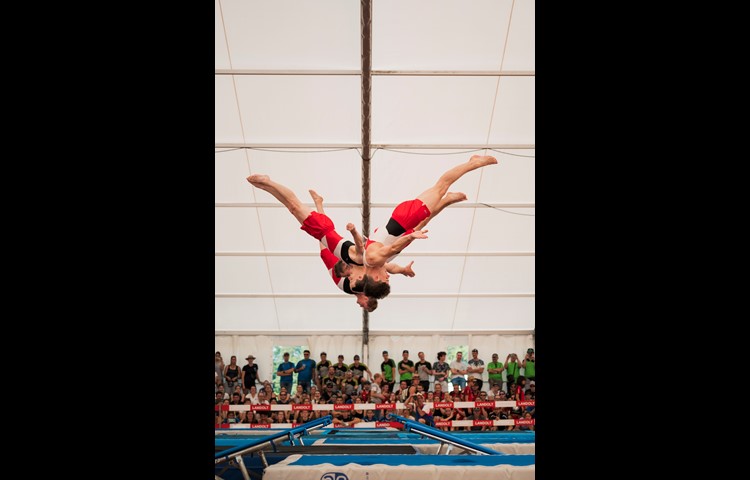 Trampolinspringer in der fliegenden Victory-Pose.