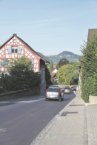 Die Ortsdurchfahrt ist «an der Steig» so eng, dass grosse Fahrzeuge beim Kreuzen auch aufs Trottoir ausweichen, das Teil des Schulwegs ist. Die Ortsdurchfahrt ist «an der Steig» so eng, dass grosse Fahrzeuge beim Kreuzen auch aufs Trottoir ausweichen, das Teil des Schulwegs ist.