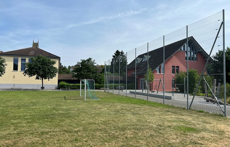 Von der ehemaligen Hauswartwohnung zwischen Turnhalle und Schulhaus Hofwiesen bleibt nur der Keller bestehen … Von der ehemaligen Hauswartwohnung zwischen Turnhalle und Schulhaus Hofwiesen bleibt nur der Keller bestehen …