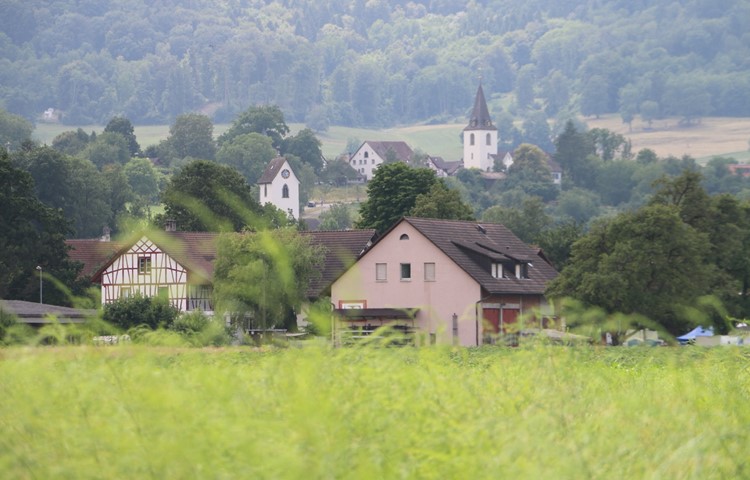 Von der Ellikerstrasse her sieht man die Türme der Kirchen Flaach und Berg am Irchel nahe beieinander. Würde eine aufgegeben, dann die Mutterkirche der Gemeinde, jene in Berg, die am ältesten ist. Von der Ellikerstrasse her sieht man die Türme der Kirchen Flaach und Berg am Irchel nahe beieinander. Würde eine aufgegeben, dann die Mutterkirche der Gemeinde, jene in Berg, die am ältesten ist.