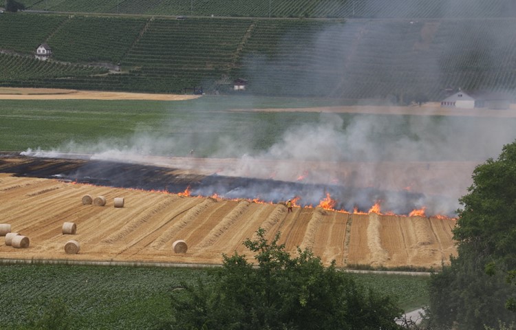 Der Flächenbrand auf dem Feld war schwer einzudämmen. Der Flächenbrand auf dem Feld war schwer einzudämmen.