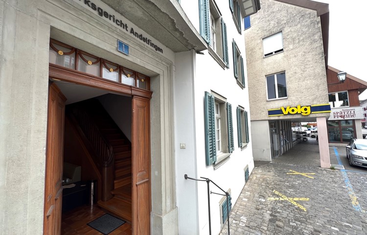 Eine Holztreppe mit 17 Stufen führt in den ersten Stock des Gerichtsgebäudes. Nun ist eine bauliche Anpassung Thema. Eine Holztreppe mit 17 Stufen führt in den ersten Stock des Gerichtsgebäudes. Nun ist eine bauliche Anpassung Thema.