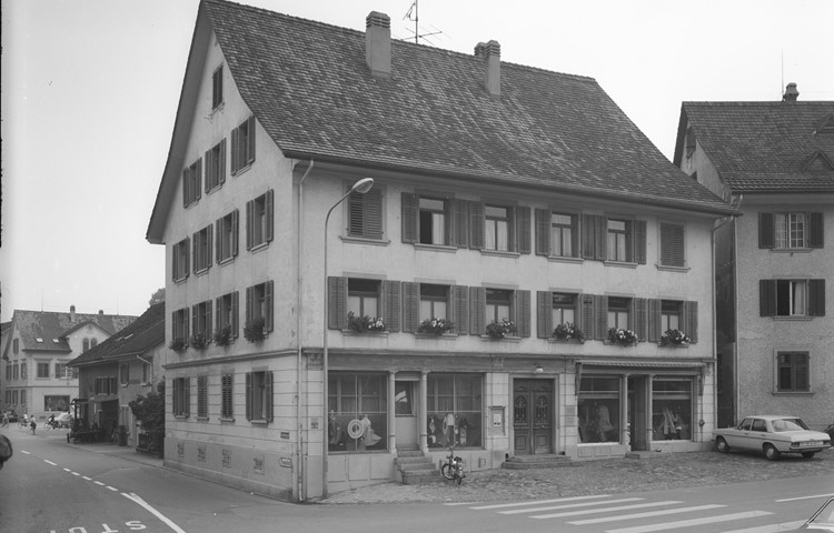 Das Rothaus 1974 – noch ohne Arkade, dafür mit den vier Säulen auf der Strassenseite, die eingelagert wurden. Das Rothaus 1974 – noch ohne Arkade, dafür mit den vier Säulen auf der Strassenseite, die eingelagert wurden.
