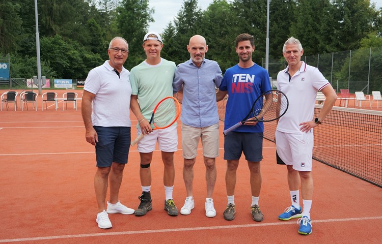 Von links: René Matzinger (Leiter Jubiläums-OK), Jan Sebesta (aktuell Nr. 24 der Schweiz), Roland Stamm (TCO-Präsident), Sandro Ehrat (aktuell Nr. 25 der Schweiz), Reto Schweizer (Verantwortlicher Jubiläumsanlass Outdoor). Von links: René Matzinger (Leiter Jubiläums-OK), Jan Sebesta (aktuell Nr. 24 der Schweiz), Roland Stamm (TCO-Präsident), Sandro Ehrat (aktuell Nr. 25 der Schweiz), Reto Schweizer (Verantwortlicher Jubiläumsanlass Outdoor).