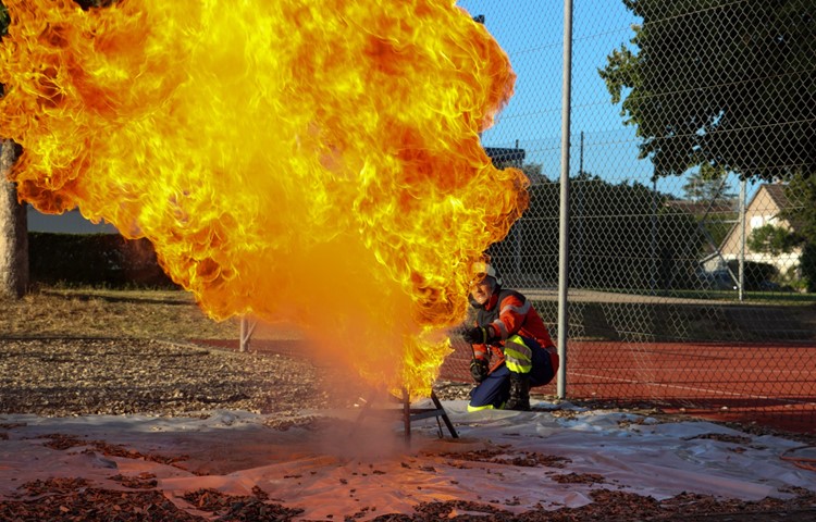 Brennendes Fett nie mit Wasser löschen! – Das war die Botschaft der Stichflamme an der Feuerwehr-Hauptübung. Brennendes Fett nie mit Wasser löschen! – Das war die Botschaft der Stichflamme an der Feuerwehr-Hauptübung.