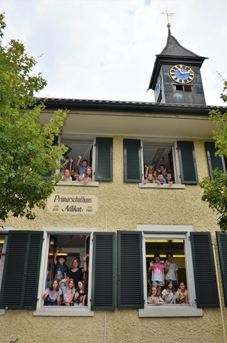 Ein letzter Abschiedsgruss von den Erst- und Zweitklässlern aus Adlikon. Im Fenster oben rechts Christine Keller, unten links Barbara Keller. Ein letzter Abschiedsgruss von den Erst- und Zweitklässlern aus Adlikon. Im Fenster oben rechts Christine Keller, unten links Barbara Keller.