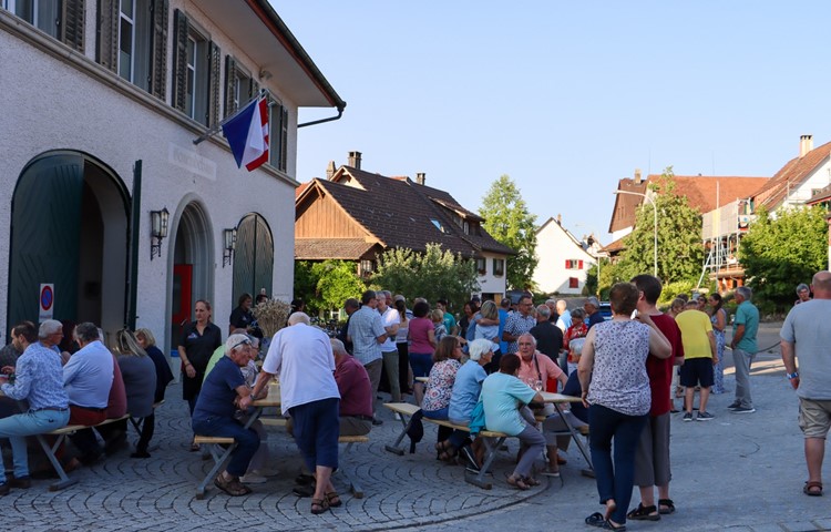 Rund 50 Humlikerinnen und Humliker kamen zum Dorf-Apéro mit dem neuen Gemeinderat. Rund 50 Humlikerinnen und Humliker kamen zum Dorf-Apéro mit dem neuen Gemeinderat.