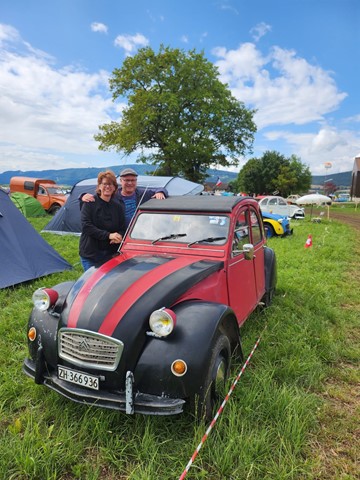 Daniela und Roger Spalinger mit ihrem Döschwo am 2CV-Treffen. Daniela und Roger Spalinger mit ihrem Döschwo am 2CV-Treffen.