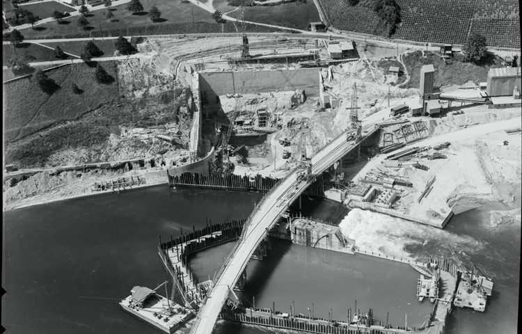 Für die Leserinnen und Leser der AZ haben viele der 200 Illustrationen entlang des Zeitstrahls einen hohen Wiedererkennungswert. An die Baustelle des Rheinauer Kraftwerks von 1952 bis 1957 erinnern sich wohl noch manche. Für die Leserinnen und Leser der AZ haben viele der 200 Illustrationen entlang des Zeitstrahls einen hohen Wiedererkennungswert. An die Baustelle des Rheinauer Kraftwerks von 1952 bis 1957 erinnern sich wohl noch manche.