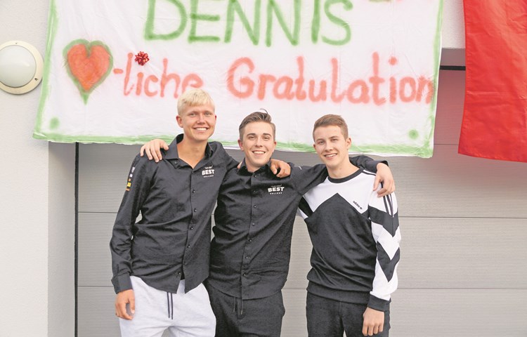 Der frisch gebackene Schweizer Meister Dennis Muggli aus Buchberg wird flankiert von seinen Freunden Philipp (links) und Luca (rechts). Vereine und die Feuerwehr empfingen den 17-Jährigen in seinem Heimatdorf. Der frisch gebackene Schweizer Meister Dennis Muggli aus Buchberg wird flankiert von seinen Freunden Philipp (links) und Luca (rechts). Vereine und die Feuerwehr empfingen den 17-Jährigen in seinem Heimatdorf.