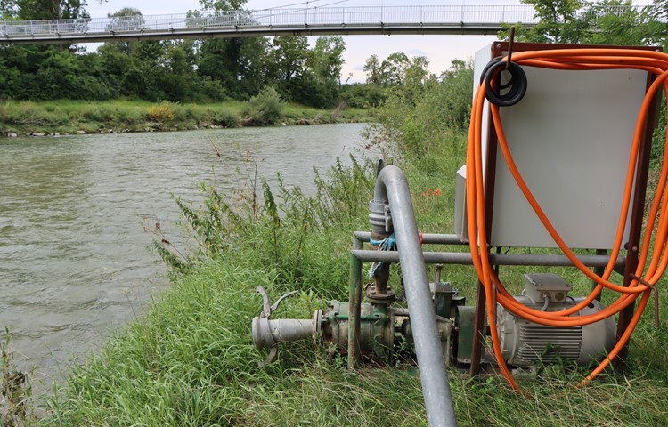 Pumpen wie diese bei Kleinandelfingen dürfen weiter oben, im thurgauischen Abschnitt der Thur, bis auf Weiteres nicht in Betrieb genommen werden. Pumpen wie diese bei Kleinandelfingen dürfen weiter oben, im thurgauischen Abschnitt der Thur, bis auf Weiteres nicht in Betrieb genommen werden.