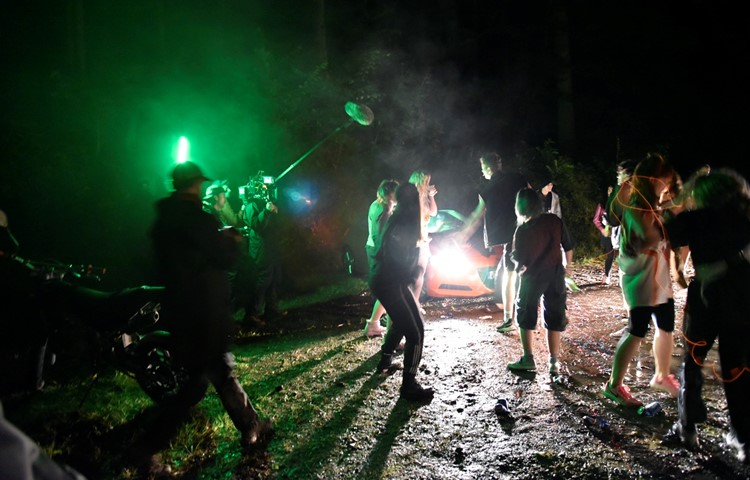 Nächtlicher Dreh in Berg am Irchel für den Kinofilm «Der Fleck». Die Sommernachtsparty fand wegen des Regens auf matschigem Boden statt. Nächtlicher Dreh in Berg am Irchel für den Kinofilm «Der Fleck». Die Sommernachtsparty fand wegen des Regens auf matschigem Boden statt.