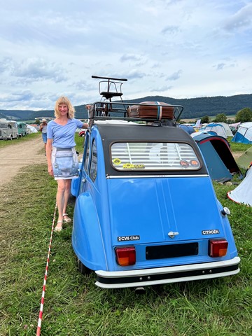 Uschi Kühne neben einem Citroën 2CV, der «Ente» oder auch «Döschwo» genannt wird. Auch wenn sie den passenden Rock dazu hat, es ist nicht ihr Auto. Uschi Kühne neben einem Citroën 2CV, der «Ente» oder auch «Döschwo» genannt wird. Auch wenn sie den passenden Rock dazu hat, es ist nicht ihr Auto.