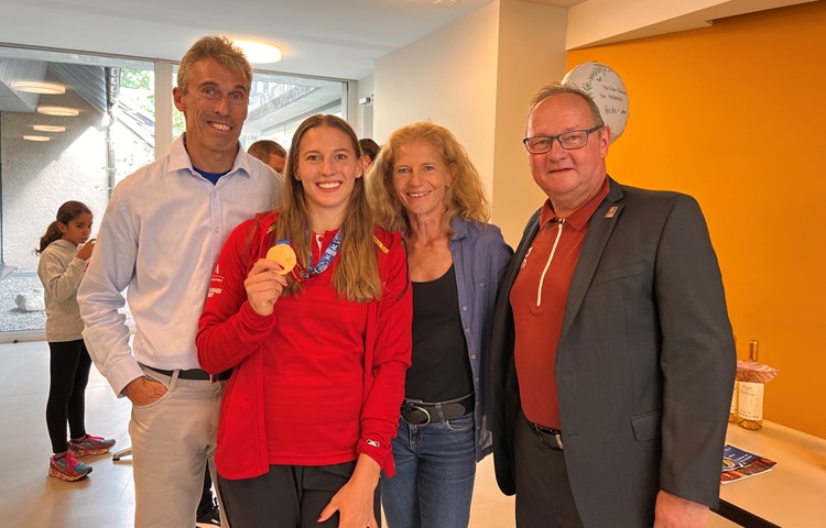 Die stolze Goldmedaillengewinnerin Angelica Moser mit ihren Eltern Severin (links) und Monika sowie ihrem Onkel und Swiss-Olympic-Präsident Jürg Stahl. Die stolze Goldmedaillengewinnerin Angelica Moser mit ihren Eltern Severin (links) und Monika sowie ihrem Onkel und Swiss-Olympic-Präsident Jürg Stahl.