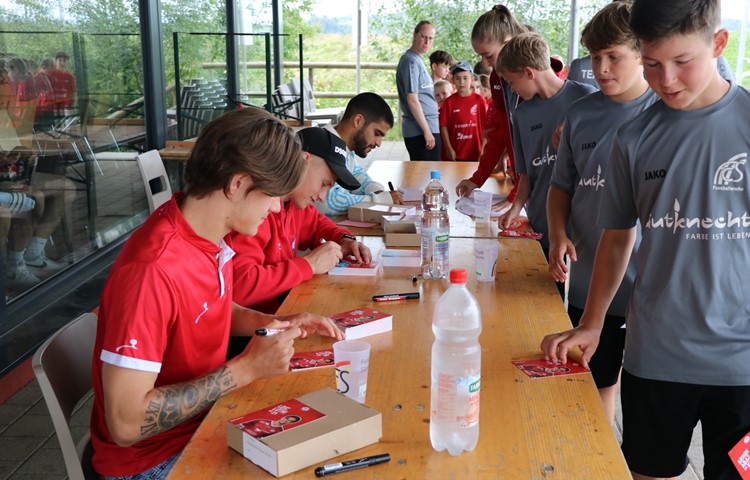 Drei Super-League-Spieler des FC Winterthur (von links: Loïc Lüthi, Armin Abaz und Francisco Rodriguez) besuchten die Fussballwoche des FC Stammheim. Drei Super-League-Spieler des FC Winterthur (von links: Loïc Lüthi, Armin Abaz und Francisco Rodriguez) besuchten die Fussballwoche des FC Stammheim.