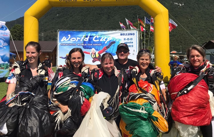 Die Henggarterin Claudia Grätzer (Mitte) und ihr Schweizer Frauenteam Paradodendro brillierten in Belluno. Die Henggarterin Claudia Grätzer (Mitte) und ihr Schweizer Frauenteam Paradodendro brillierten in Belluno.